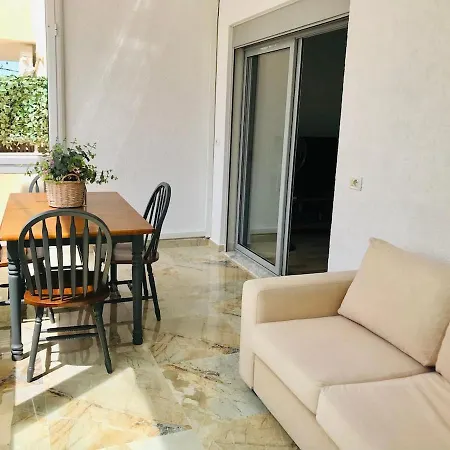 Cosy And Comfy 2 Min Walk To The Apartament