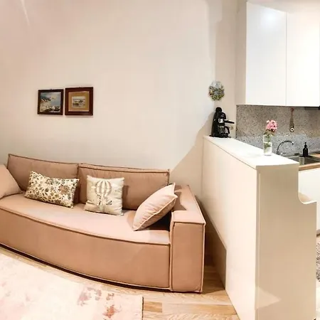 Cosy And Comfy 2 Min Walk To The Sarandë